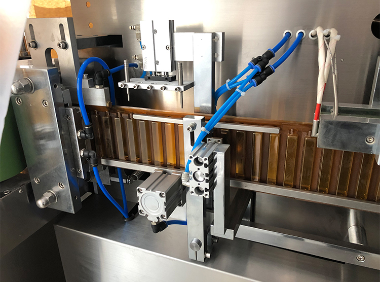 horizontal liquid filling and sealing machine products 2