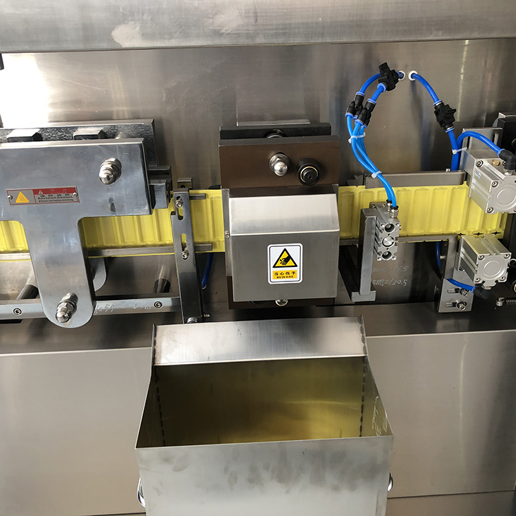 horizontal liquid filling and sealing machine products 3