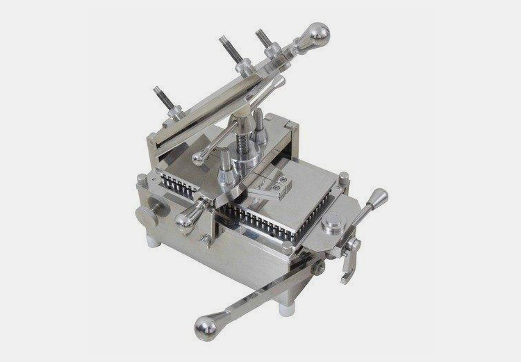 MANUAL OR HAND-HELD CAPSULE FILLING MACHINE