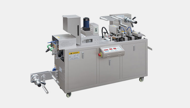 Plate-type thermoforming blister packaging machine