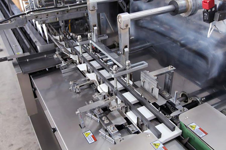 Carton discharge