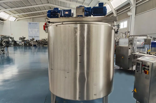 Jacketed vessel with agitator