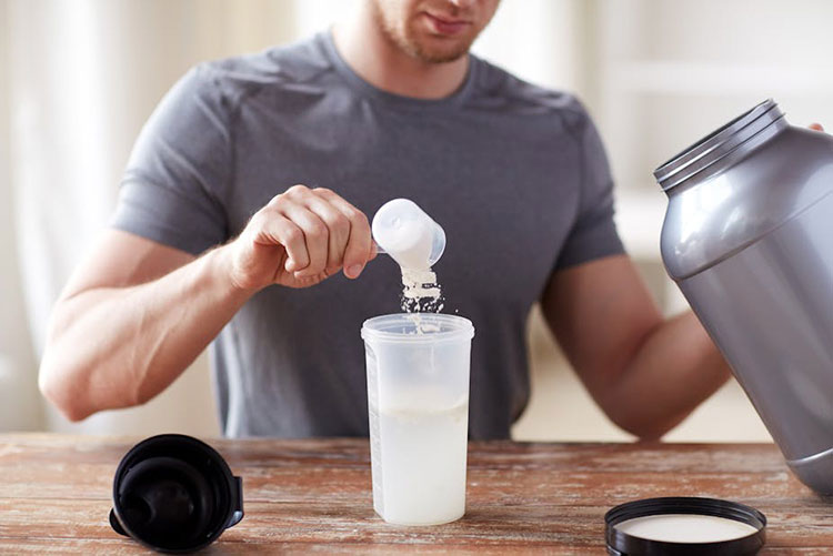 Main making protein powder shake