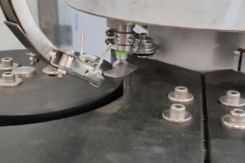 Capping or sealing station