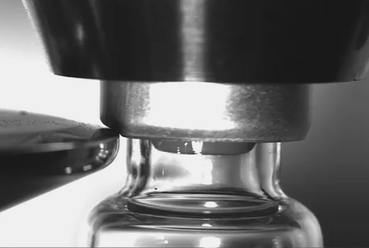 Vial sealing with an aluminum cap