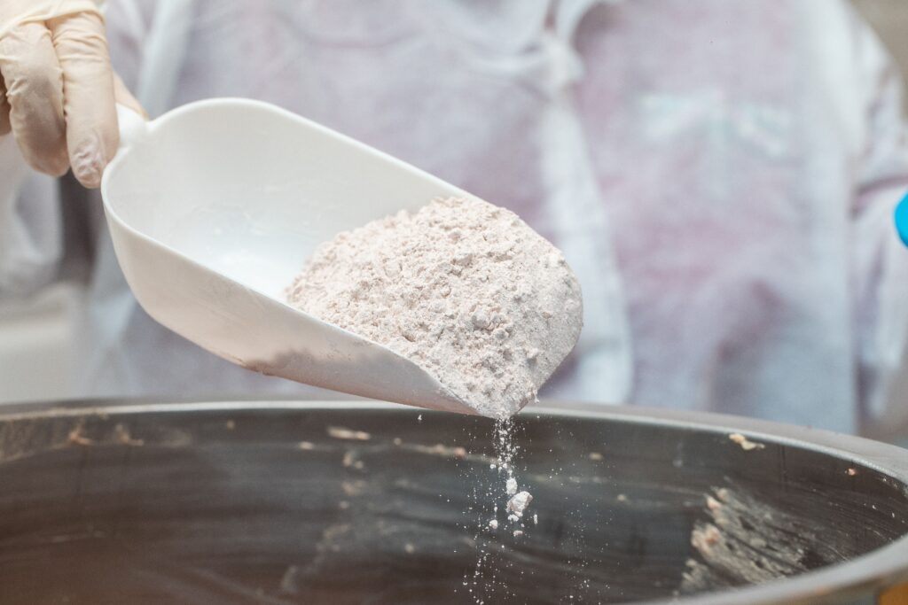 Mixing glidants with powder