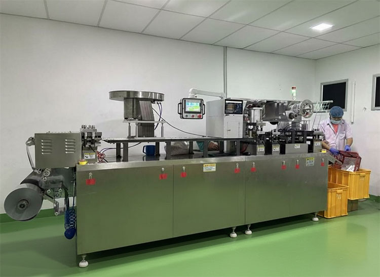 blister machine with tablets-1