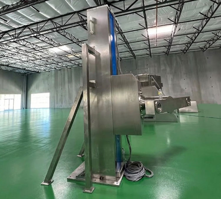 Diagonal inclined support bin blender