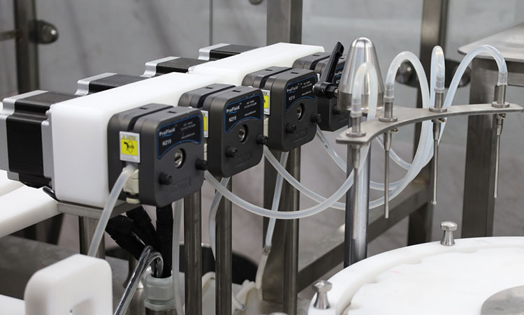 Pumps controlled by servo motors