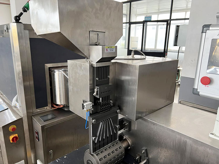 Double roller capsule sealing machine