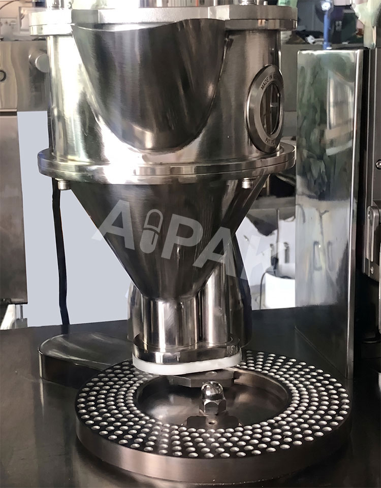 Operator-using-semi-auto-capsule-filler-1